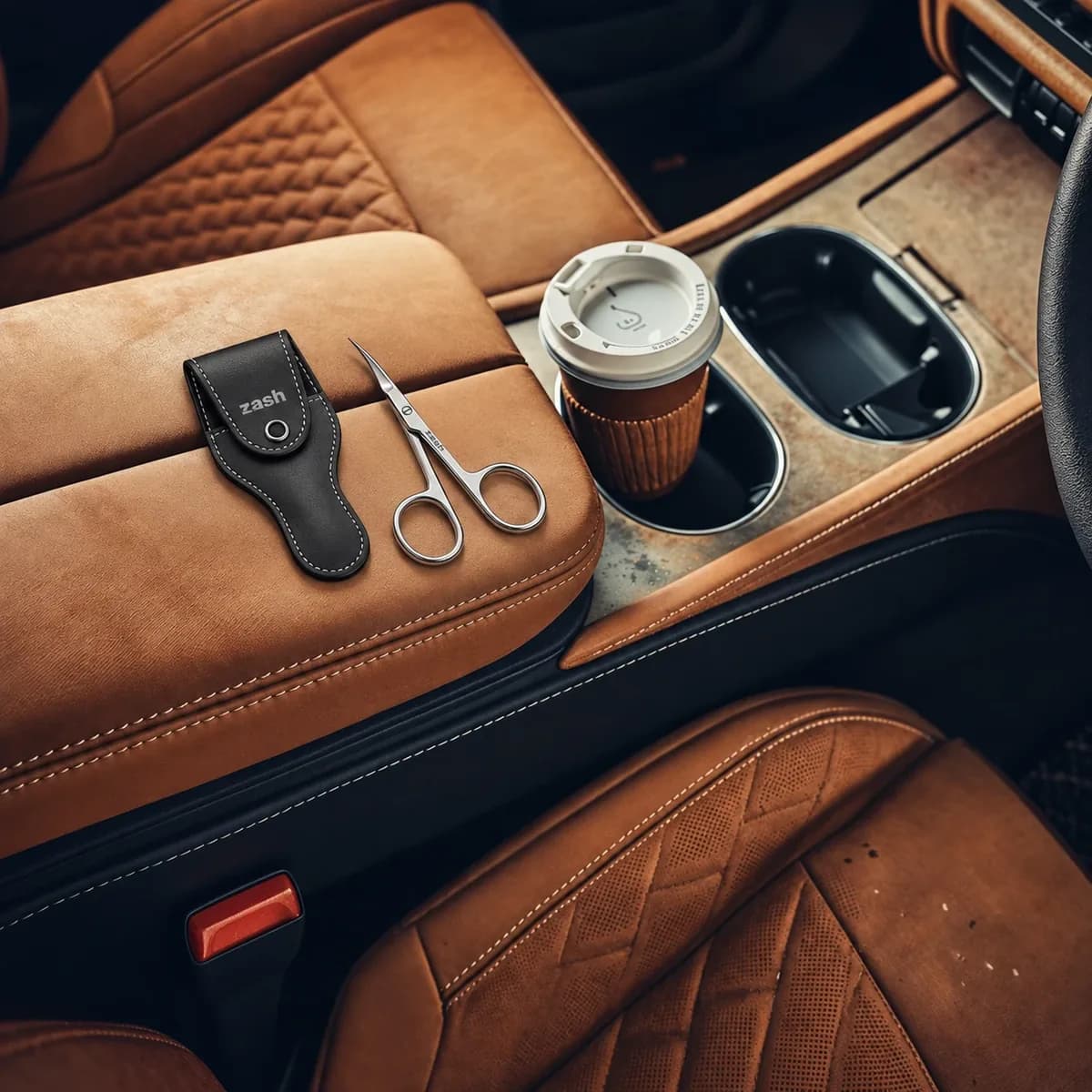 Toc zash și forfecuță pe cotiera unei mașini, lângă o cafea